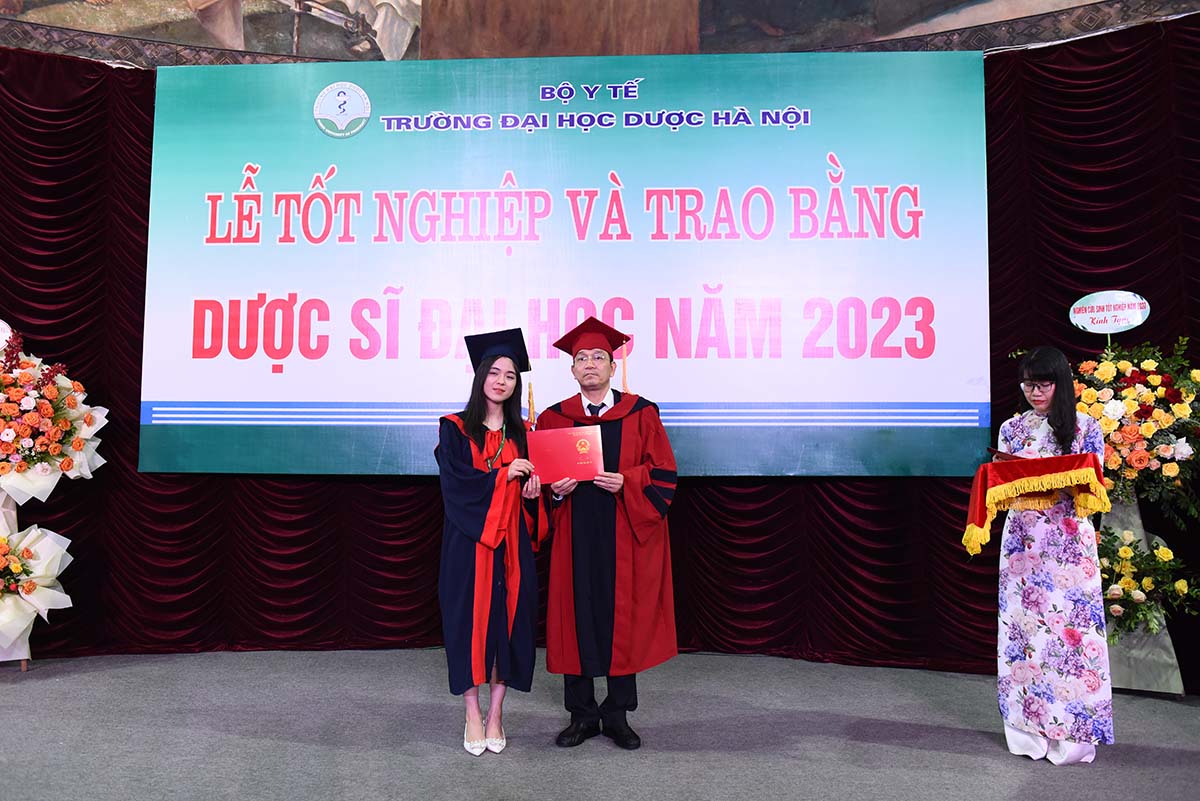 DS. Nguyễn Thảo trong buổi tốt nghiệp