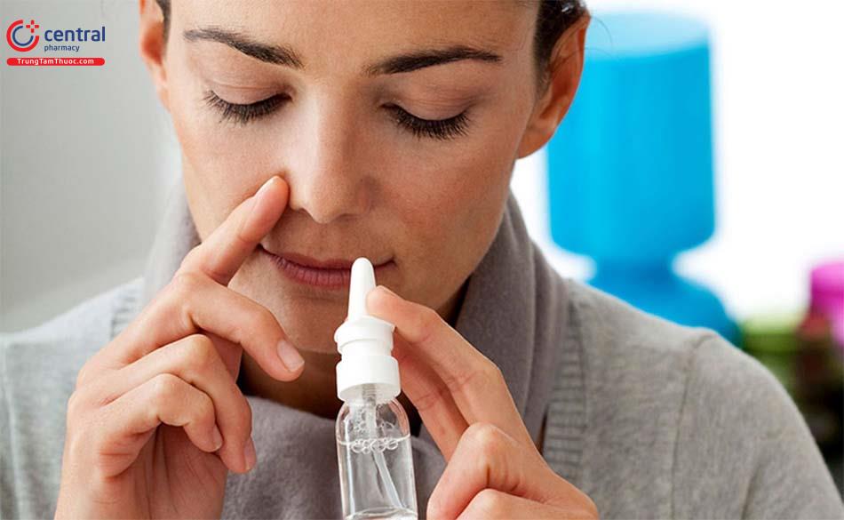 Nhỏ mũi bằng nước muối sinh lý hoặc thuốc điều trị