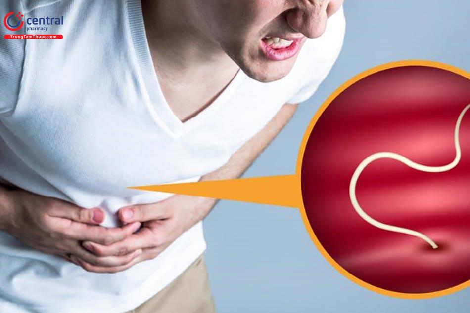 Đau bụng là một triệu chứng của nhiễm giun sán.