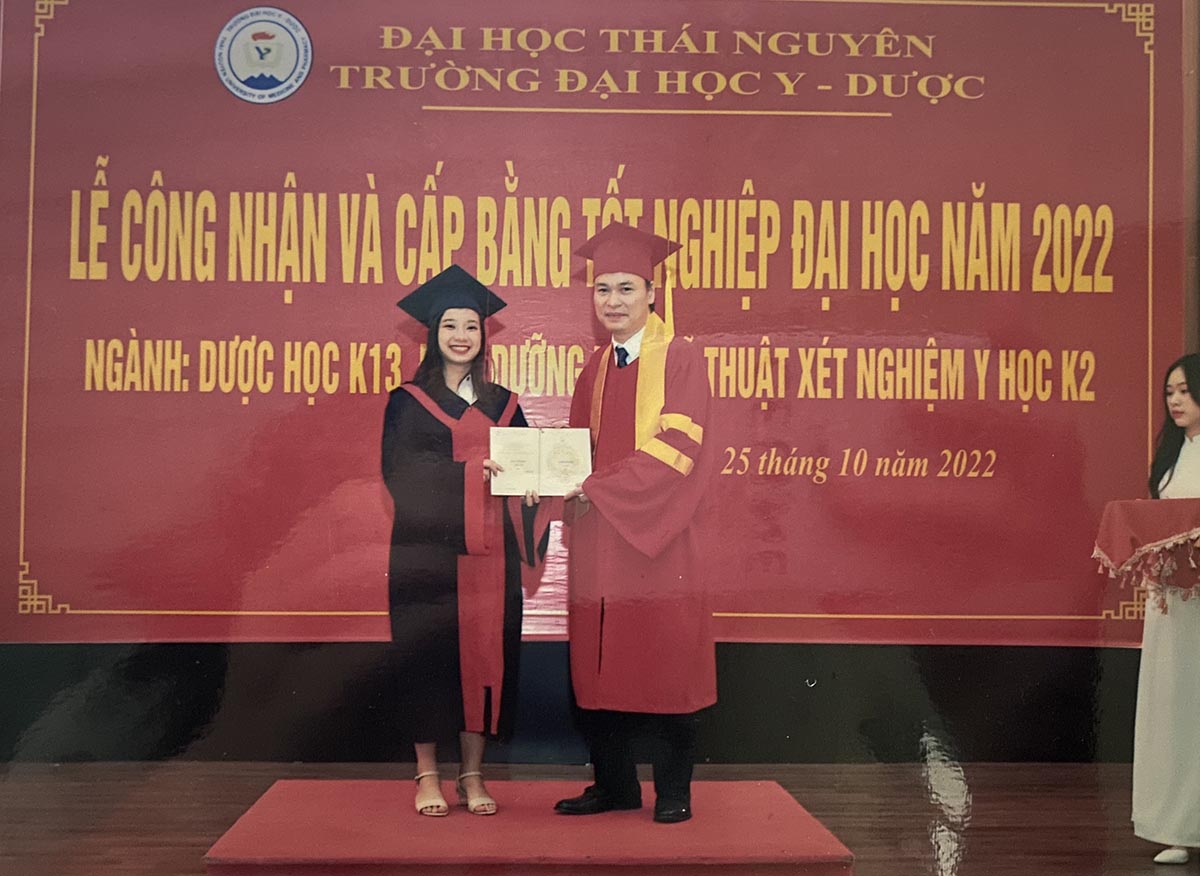 Dược sĩ Nguyễn Quyên tốt nghiệp trường Đại học Y Dược, Đại học Thái Nguyên