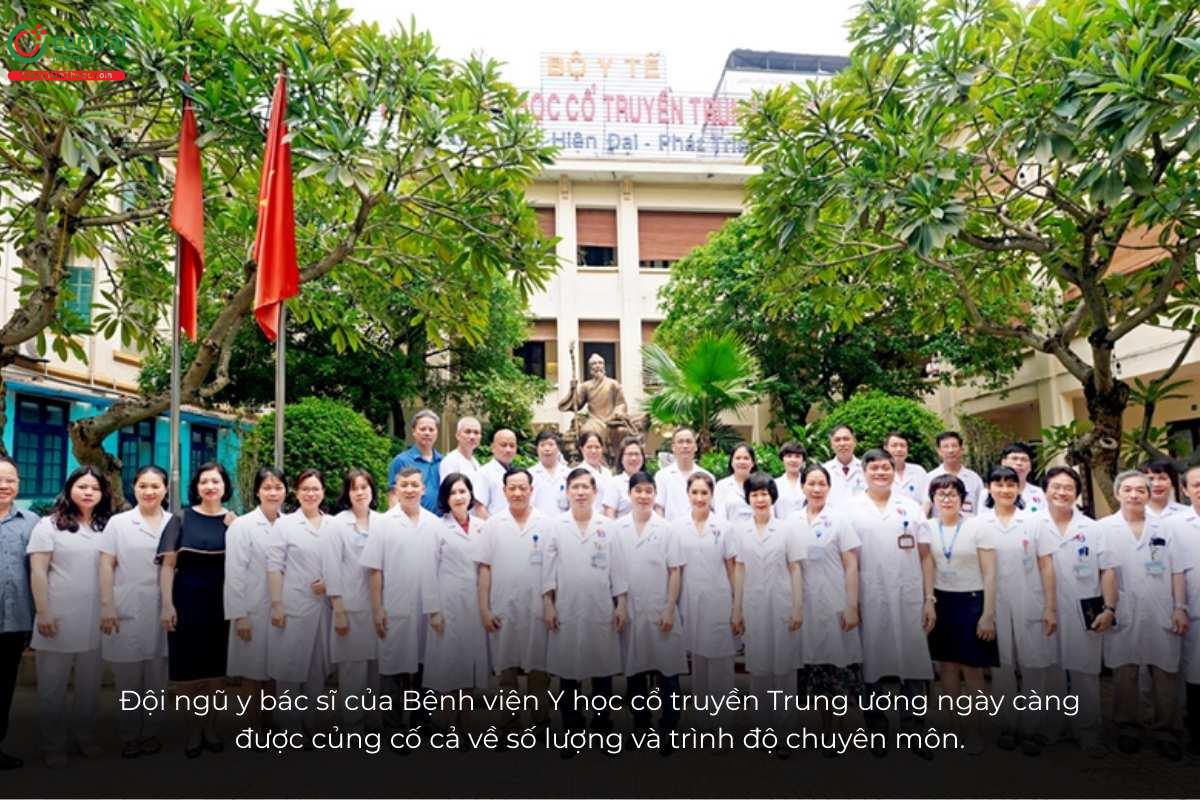 Bệnh viện Y học Cổ truyền Trung ương không chỉ đóng vai trò là cơ sở khám chữa bệnh tuyến đầu mà còn là trung tâm đào tạo và nghiên cứu khoa học lớn trong lĩnh vực y học cổ truyền