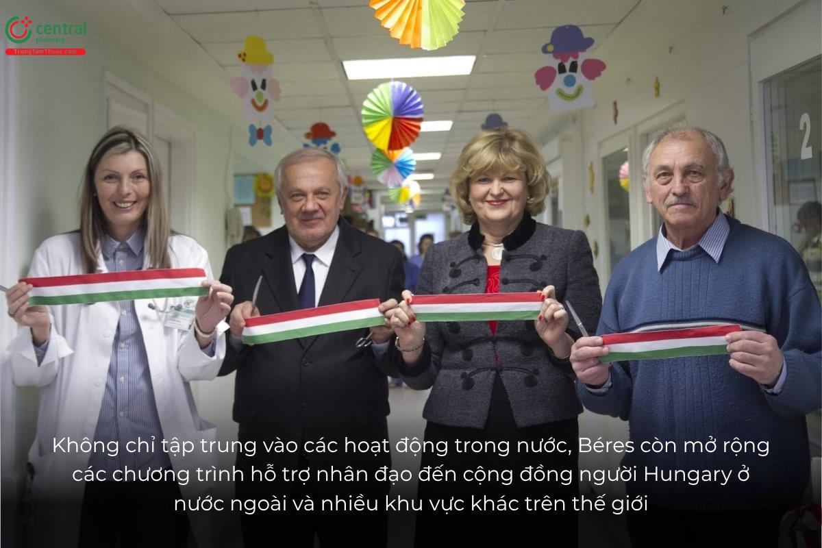 Béres còn mở rộng các chương trình hỗ trợ nhân đạo đến cộng đồng người Hungary ở nước ngoài và nhiều khu vực khác trên thế giới