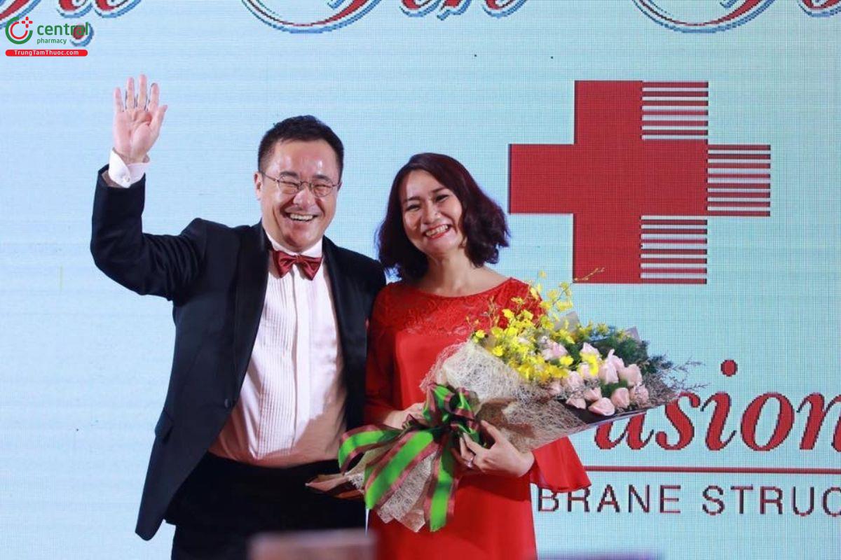 Mr Lee Jin Soo - Người sáng lập CFC . Chủ Tịch kiêm Giám Đốc điều hành CMS Lap và Ms. Phạm Thị Hồng Vân - Tổng Giám đốc công ty TNHH Success Together