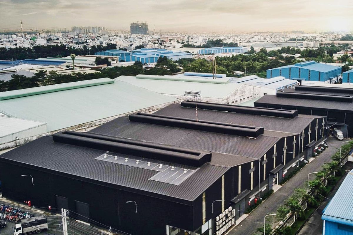 Giới thiệu chung về Comolimited Comolimited là nhà máy sản xuất cung cấp vải theo yêu cầu của khách hàng, đáp ứng và phản ánh phong cách riêng biệt của mỗi khách hàng. Công ty đáp ứng yêu cầu khách hàng ở các khâu từ phát triển vải, lên mẫu và thiết kế mẫu, sản xuất số lượng lớn, xuất khẩu sản phẩm.  Comolimited hướng đến mục tiêu là doanh nghiệp may mặc tin cậy hàng đầu tại Việt Nam. Hoạt động sản xuất Nhà máy sản xuất Comolimited bắt đầu hoạt động nhập khẩu và cung cấp sản phẩm vải thời trang từ năm 2004, nỗ lực làm việc mỗi ngày với mục tiêu cung cấp vải theo yêu cầu của khách hàng, đáp ứng và phản ánh phong cách riêng biệt của mỗi khách hàng. Hiện tại, công ty đã xây dựng nhà máy nhuộm và in vải riêng biệt tại Việt Nam, tăng cao năng lực cốt lõi và giá trị sản xuất. Với nhà máy độc quyền, Comolimited có thể sản xuất nhiều mẫu vải khác nhau, khác biệt và độc quyền trên thị trường, thực hiện khâu hoàn thiện chỉnh chu, đặc biệt. Năng suất sản xuất Năng suất sản xuất hàng tháng của Comolimited được ghi nhận, báo cáo bao gồm 2.000.000 mét vải nhuộm, 500.000 mét vải in. Bên cạnh đó, công ty còn đẩy mạnh dịch vụ may mặc đáp ứng nhu cầu của khách hàng, 80.000 áo sơ mi nam; 50.000 áo váy nữ, 100.000 áo thun, 70.000 áo thể thao, khẩu trang,… Cam kết chất lượng Comolimited cam kết đem lại sản phẩm chất lượng, có khả năng truy xuất và minh bạch nguồn gốc vật liệu, chỉn chu đến những đường khâu cuối cùng. Công ty nỗ lực kiểm soát từng khâu để kiểm soát chất lượng tốt hơn từng ngày. Ưu điểm của Comolimited •	Sản phẩm được thiết kế đáp ứng nhu cầu theo từng mùa •	Sản phẩm sản xuất trực tiếp tại nhà máy đảm bảo chất lượng •	Số lượng và mẫu mã đa dạng •	Thời gian lấy hàng tối ưu, nhanh chóng Thông tin liên hệ  Comolimited Địa chỉ: Tòa nhà Lexington LA-02.02, 67 Mai Chí Thọ, P. An Phú, TP. Thủ Đức, TP.HCM