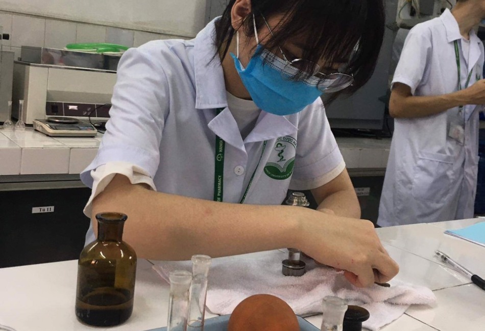 Dược sĩ Thu Trang học tập tại Trường Đại học Dược Hà Nội
