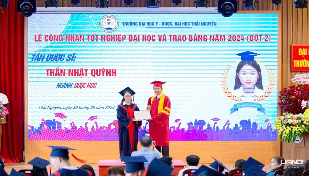 Dược sĩ Quỳnh vinh dự nhận bằng tốt nghiệp ngành Dược học tại Trường Đại học Y – Dược, Đại học Thái Nguyên