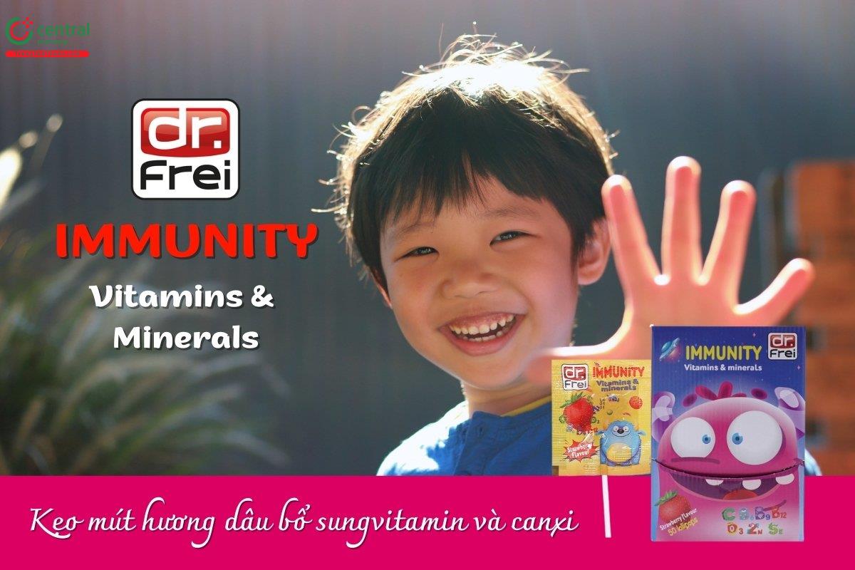 Kẹo mút hương dâu Immunity Vitamins & Minerals giúp bổ sung các vitamin (như vitamin C, B6, axit folic, D, B12) và khoáng chất thiết yếu (kẽm, selen) cho cơ thể của bé.