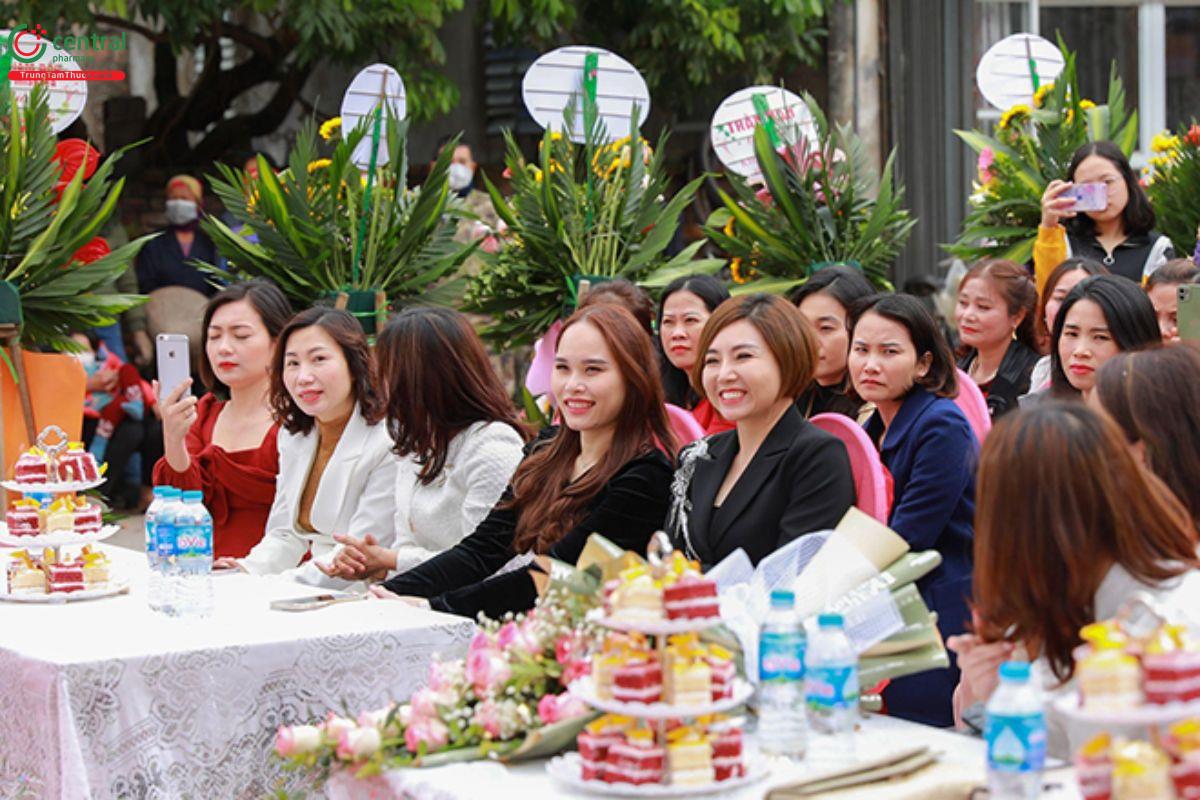 Chủ tịch Miskafa - Bà Bùi Tuyết (Áo đen bên phải) & Phó Giám đốc Miskafa - Bà Lê Thủy