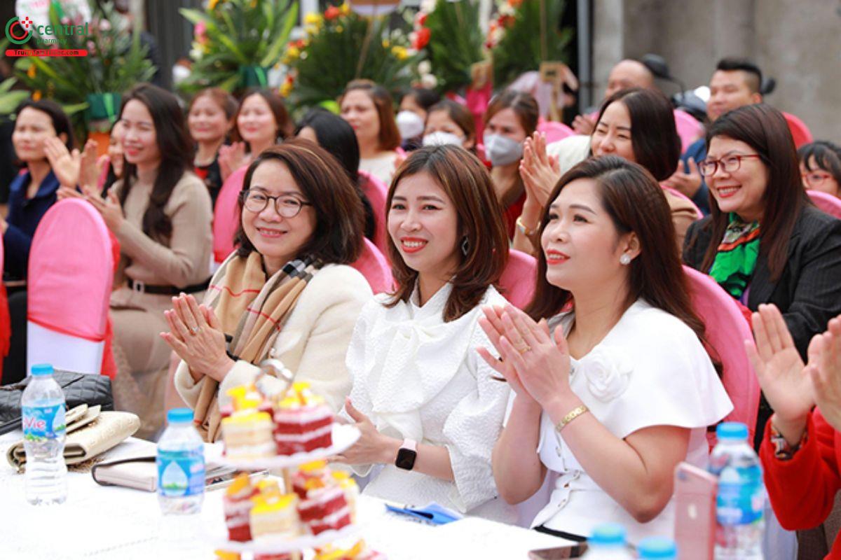 PGS.TS Ngô Kim Chi (Đeo kính bên trái) & Giám đốc Điều hành Miskafa - Bà Tú Đinh (Giữa)