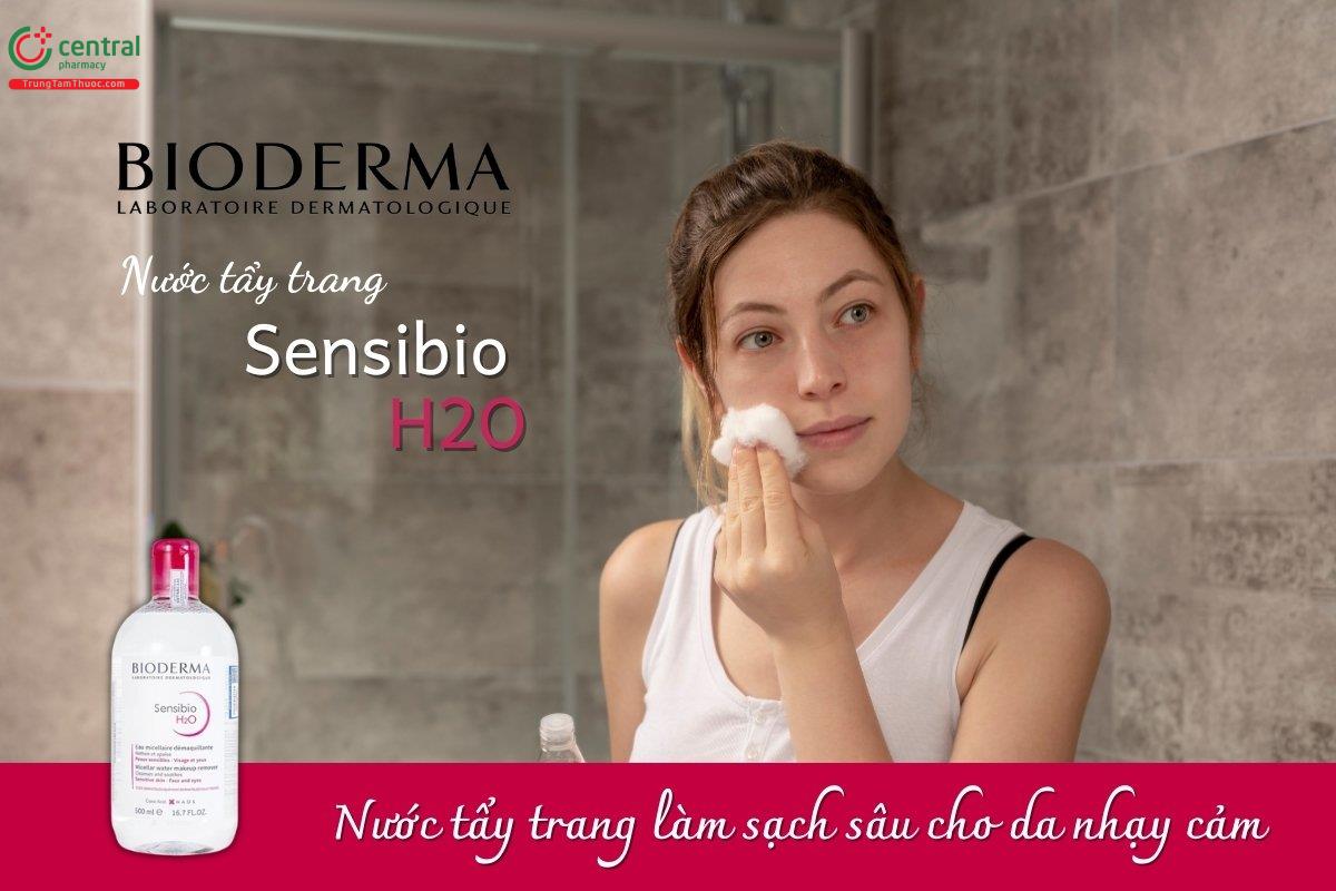 Nước tẩy trang Bioderma Sensibio H2O màu hồng giúp làm sạch da, loại bỏ bụi bẩn và tạp chất, nhẹ nhàng tẩy trang cho cả mặt và vùng mắt, giúp làm dịu da, hạn chế nguy cơ kích ứng.