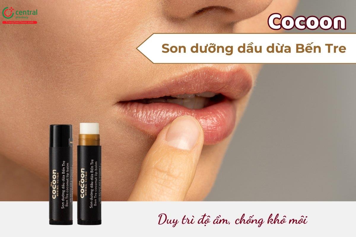 Son dưỡng dầu dừa Bến Tre Cocoon với hương thơm dịu nhẹ từ dầu dừa Bến Tre tự nhiên giúp cấp ẩm, nuôi dưỡng và bảo vệ làn da môi