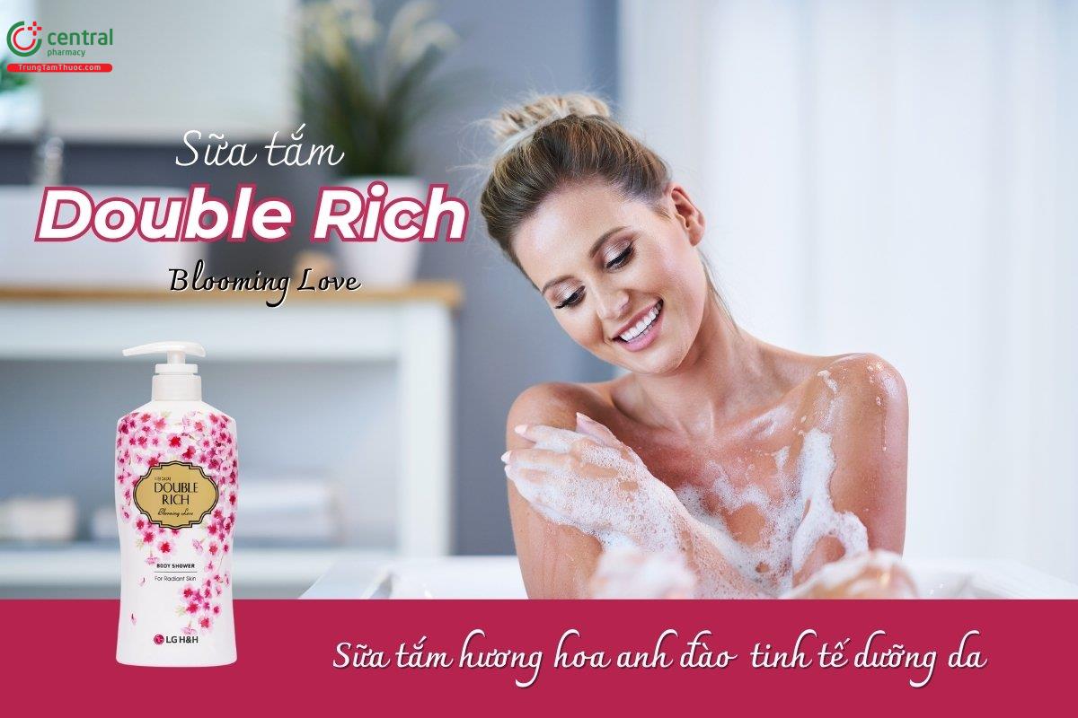 Sữa tắm Double Rich Blooming Love hương hoa anh đào tinh tế kết hợp chiết xuất lô hội và tinh dầu Jojoba giàu dưỡng chất từ thiên nhiên, giúp cung cấp độ ẩm tối ưu cho làn da.