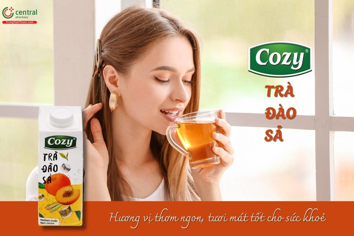 Trà Đào Sả Cozy được chế biến từ lá trà tươi nguyên chất 100%, kết hợp cùng hương vị tự nhiên từ trái cây, là sự kết hợp hoàn hảo giữa vị trà đậm đà và sự tươi mới từ trái cây.