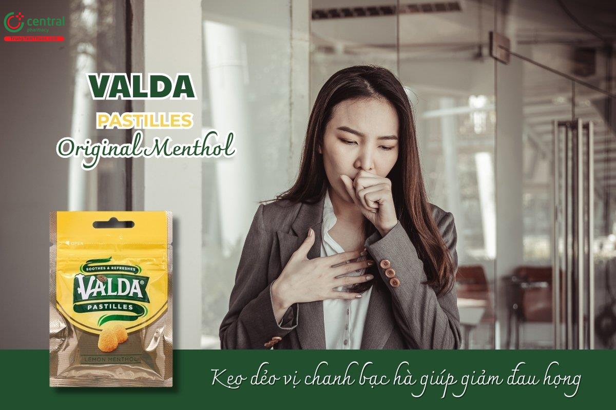 Kẹo Valda Pastilles Lemon Menthol với vị chanh và bạc hà giúp làm dịu cơn đau họng, giảm cảm giác khô và ngứa họng, giảm nghẹt mũi và giúp thông thoáng đường thở.