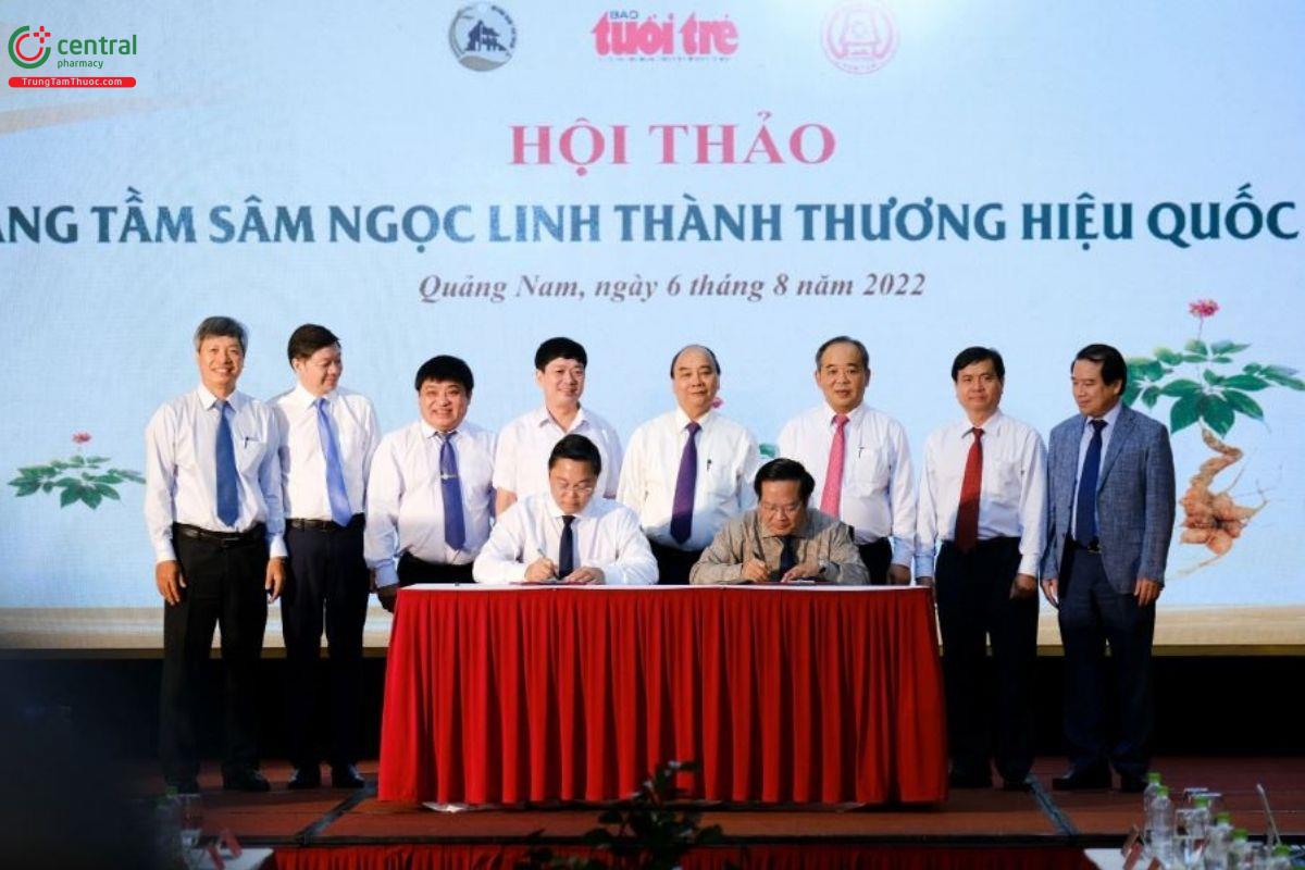 Lãnh đạo hai tỉnh Quảng Nam và Kon Tum ký kết biên bản hợp tác, vận động thành lập Hiệp hội Sâm Ngọc Linh Việt Nam, dưới sự chứng kiến của Chủ tịch nước Nguyễn Xuân Phúc và các lãnh đạo bộ, ngành
