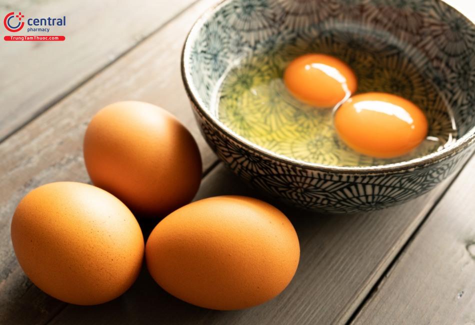 Ăn trứng sống có thể gây rụng tóc do thiếu biotin