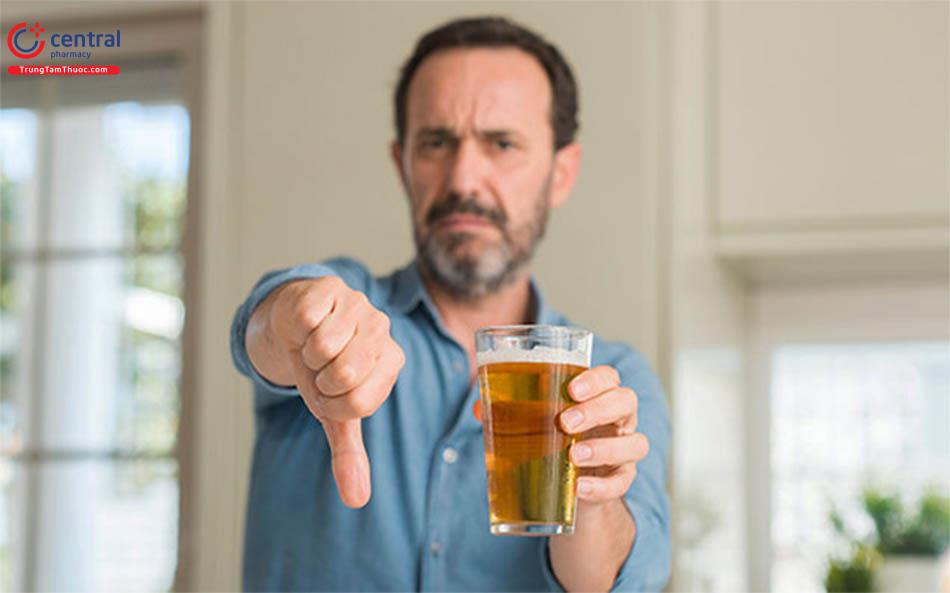 Tôi có cần ngừng uống bia rượu khi đang bị bệnh, vì sao?