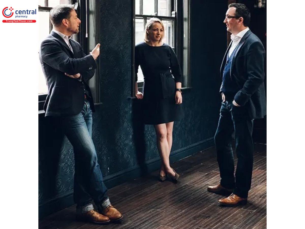 Andrew Thomas (Người sáng lập và Giám đốc điều hành), Jen Julian (Giám đốc tiếp thị) và Gary Shenton (Giám đốc thương mại)