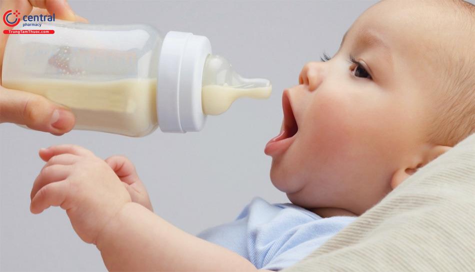 Men vi sinh có thể được hòa với sữa của bé
