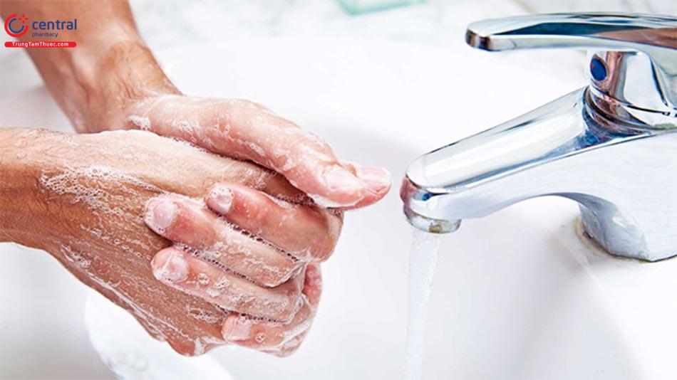 Rửa tay bằng xà phòng và nước giúp tiêu diệt virus bám trên tay 