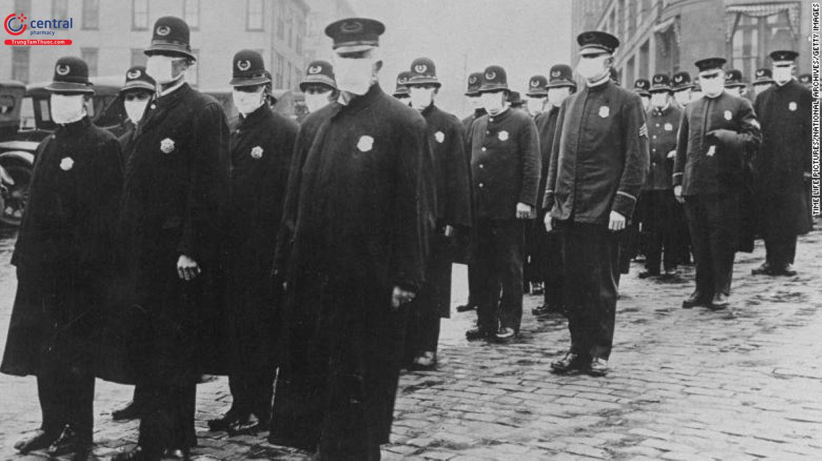 Cảnh sát đeo khẩu trang trong đại dịch cúm 1918. 