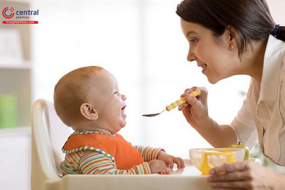 Cho trẻ thận hư ăn với chế độ ăn phù hợp.