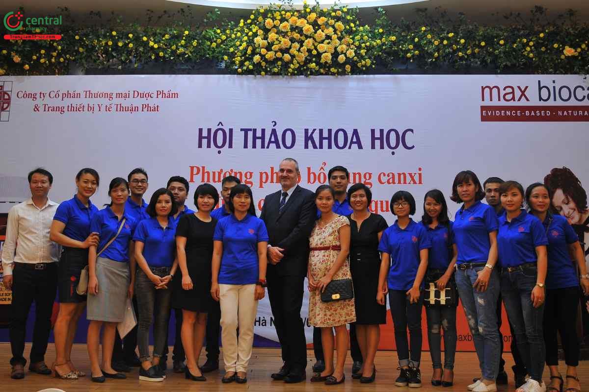 Tập thể nhân viên công ty Thuận Phát