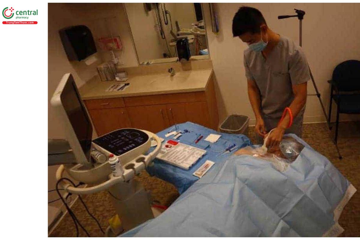 Vị trí của bệnh nhân, máy siêu âm, người làm thủ thuật khi tiến hành đặt catheter TM cảnh trong.