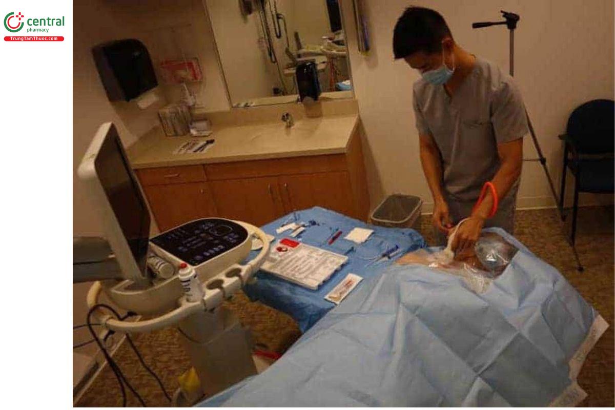 Vị trí bệnh nhân, máy siêu âm và người thực hiện thủ thuật khi đặt catheter TM cảnh trong phải.