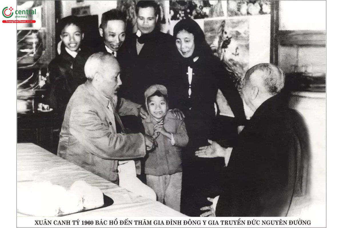 Đêm Giao thừa năm 1960 trở thành một kỷ niệm đầy tự hào đối với gia đình khi Chủ tịch Hồ Chí Minh đã đến thăm và gửi lời chúc Tết tới Nhà thuốc Đức Nguyên Đường