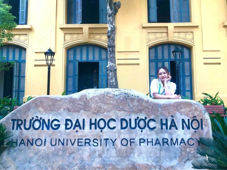 Dược sĩ Hoàng Ngân học tại đại học Dược Hà Nội