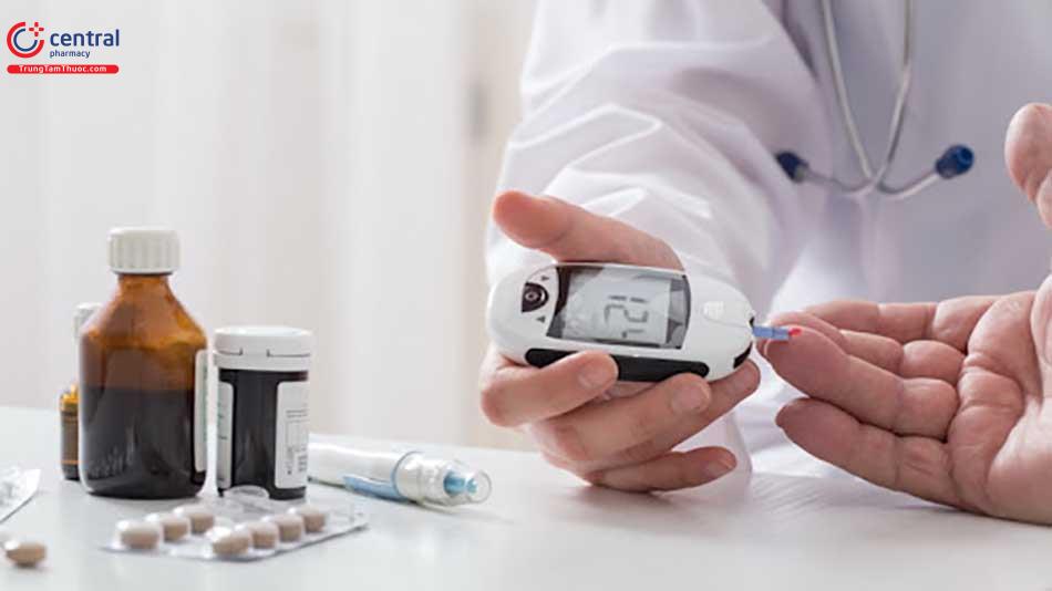 Hạ đường huyết ở bệnh nhân tiểu đường do dùng thuốc không đúng.