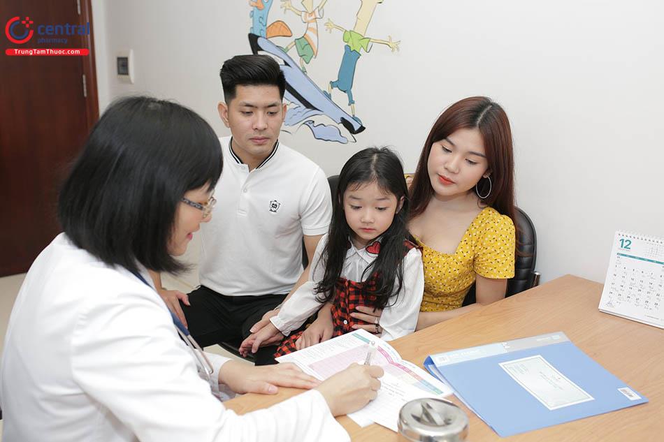 Cha mẹ nên đưa trẻ đến gặp bác sĩ để được tư vấn và điều trị