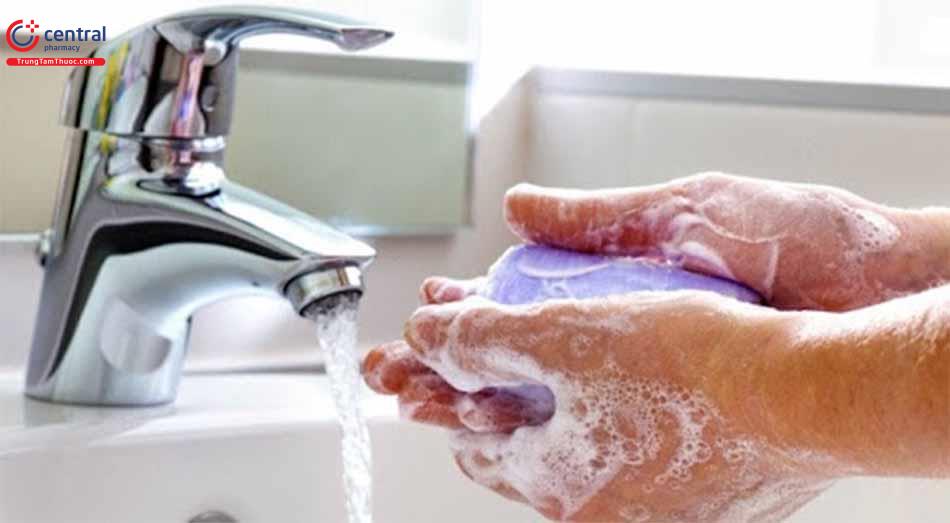 Rửa tay thường xuyên ngăn chặn sự lây lan của mụn cóc