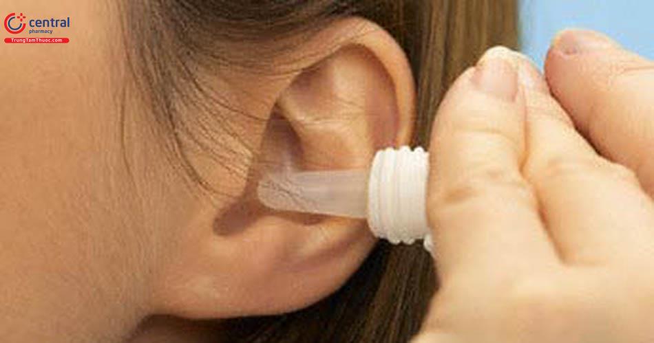 Nhỏ tai bằng dung dịch kháng sinh