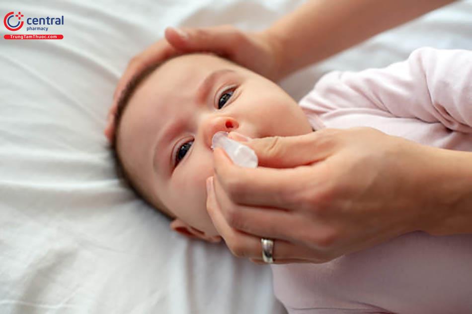 Nhỏ mũi cho trẻ bằng nước muối sinh lý