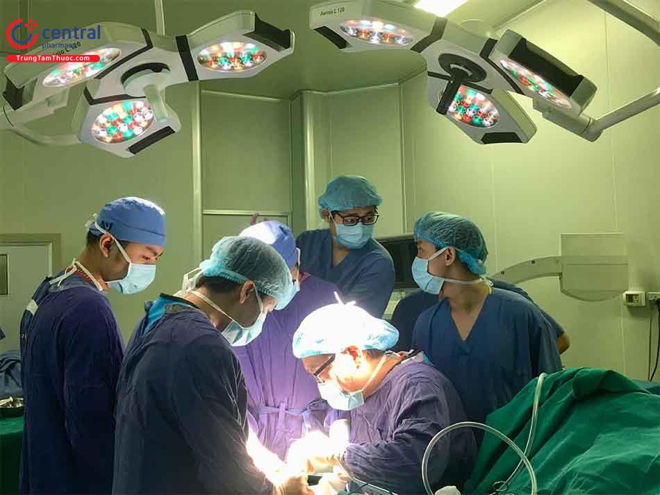 Phó giáo sư Chee Yu-Han cùng các bác sĩ bệnh viện Việt Đức sử dụng vít nén kim loại tự tiêu sinh học