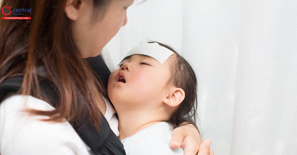 Sốt - một trong những triệu chứng thường gặp trong viêm phổi ở trẻ.