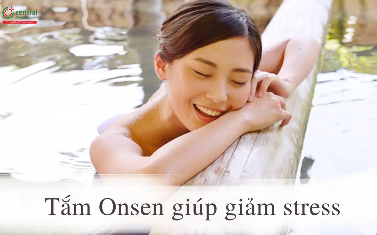 Tắm Onsen giúp giảm căng thẳng