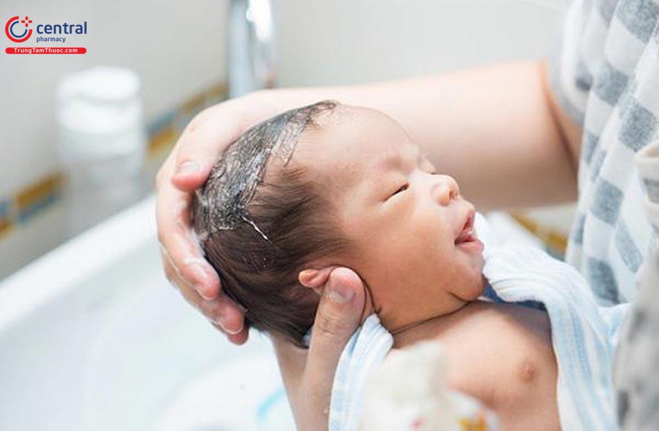 Tắm cho trẻ sơ sinh