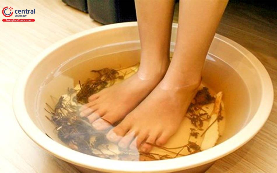 Ngâm chân tay với nước ấm giúp tay chân bớt lạnh