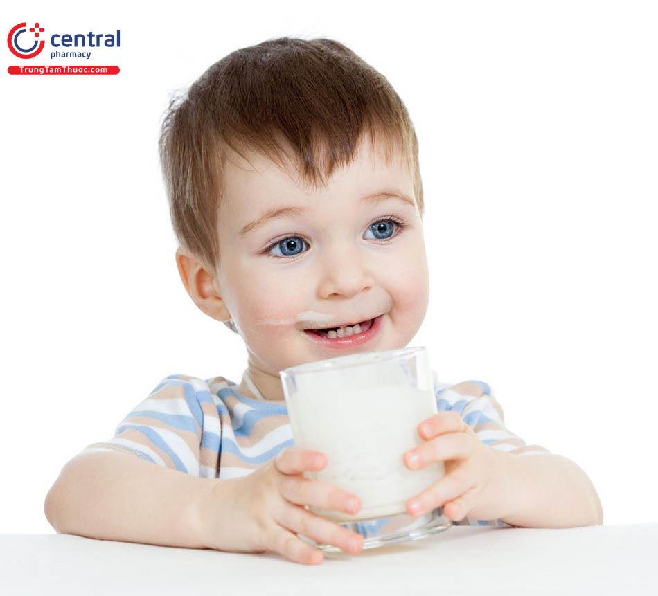 Lượng sữa trẻ uống phụ thuốc độ tuổi và thể trạng từng bé