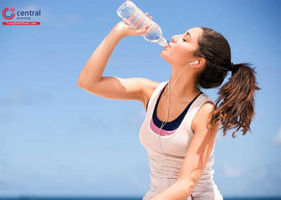 Uống đủ nước mỗi ngày giúp giảm nguy cơ bị sỏi