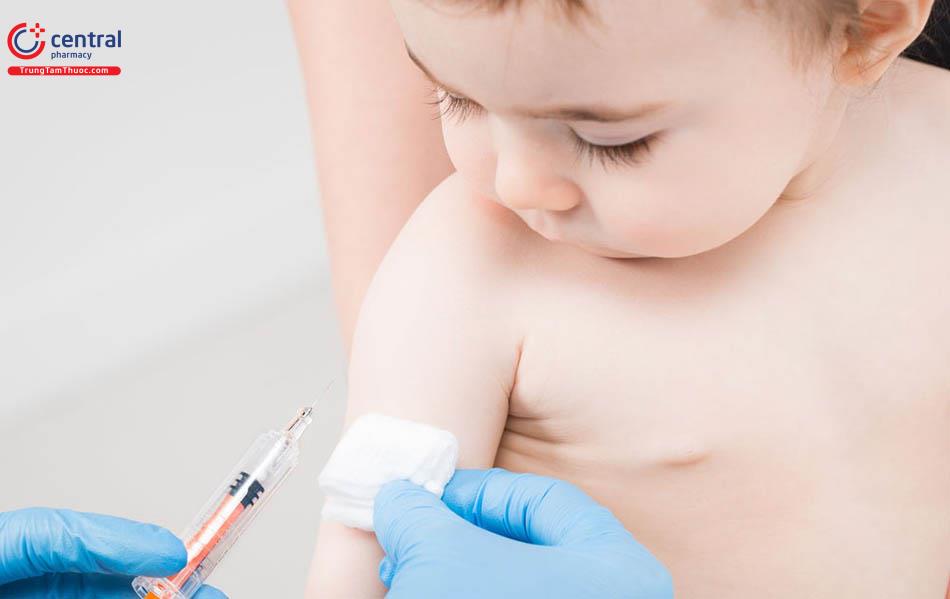 Tiêm vắc xin phòng ngừa ho gà cho trẻ.
