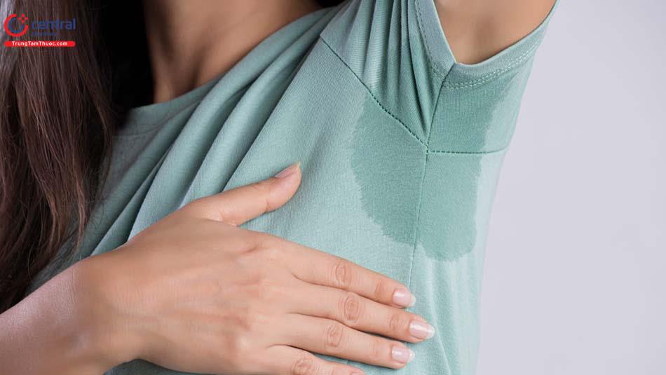 Tình trạng tiết quá nhiều mồ hôi dưới cánh tay