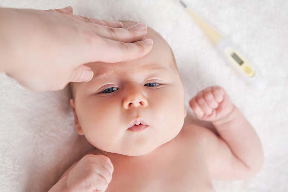 Trẻ thường có biểu hiện sốt nhẹ sau khi tiêm phòng