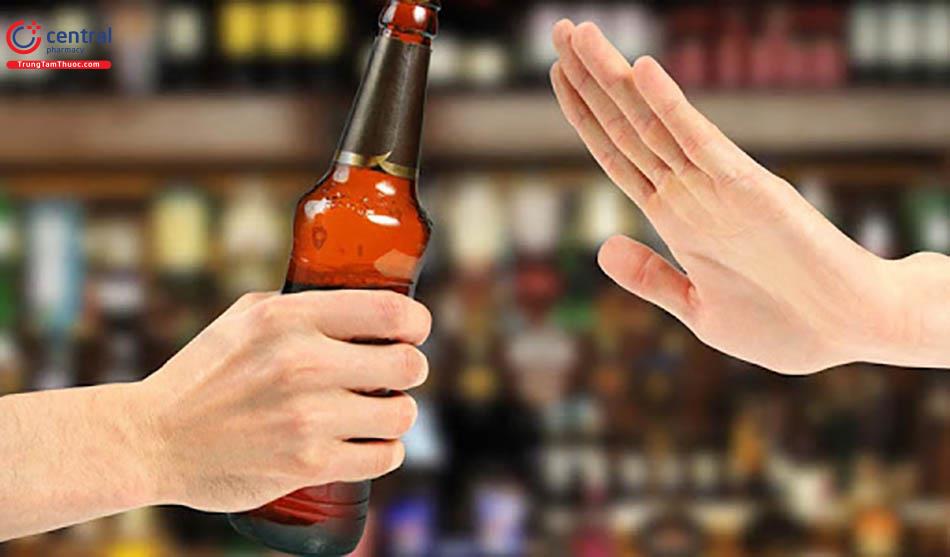 Bệnh nhân bị huyết khối nên tránh sử dụng bia rượu