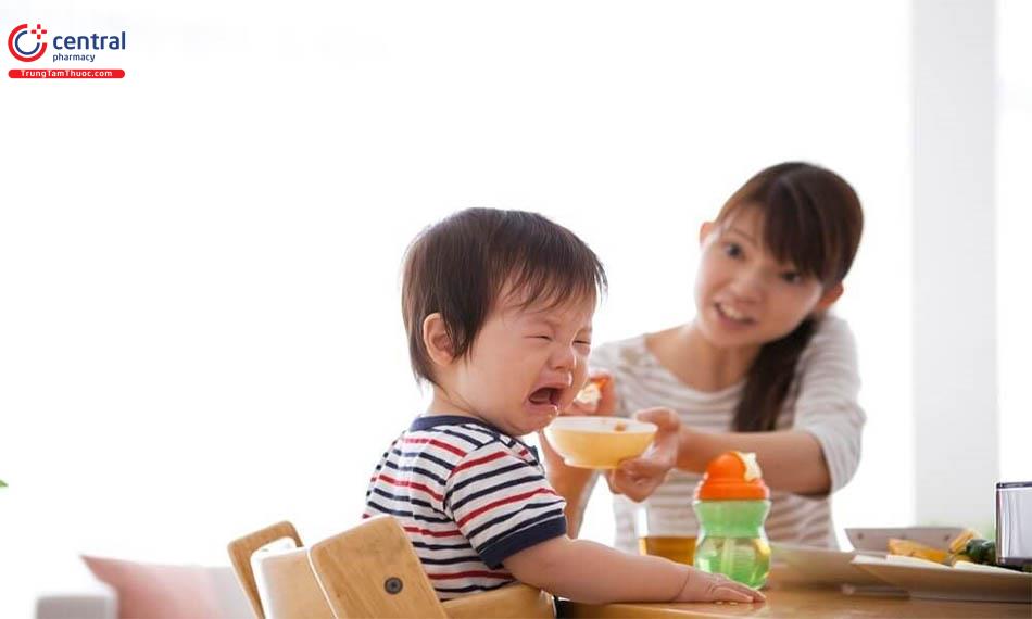 Cho trẻ ăn nhiều đồ ăn vặt trước bữa ăn gây biếng ăn