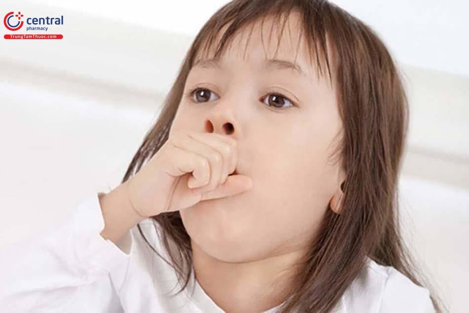 Trẻ ho nhiều trong viêm phổi do vi khuẩn
