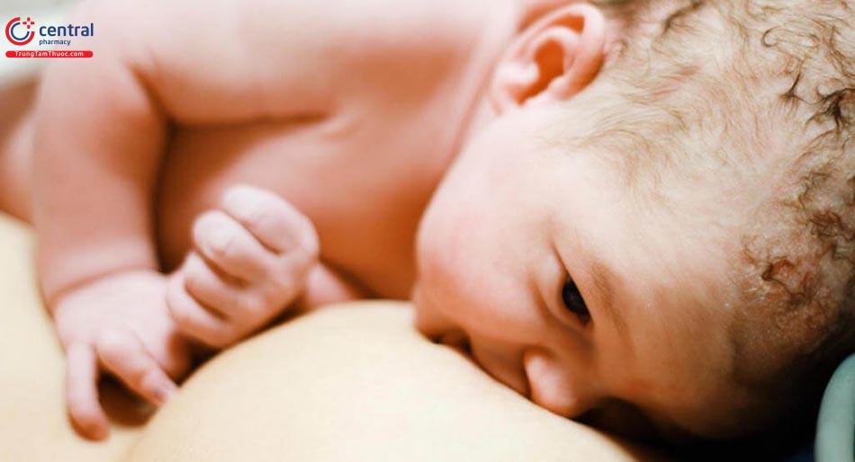 Cho trẻ bú mẹ càng sớm càng tốt để có thể bú được sữa non